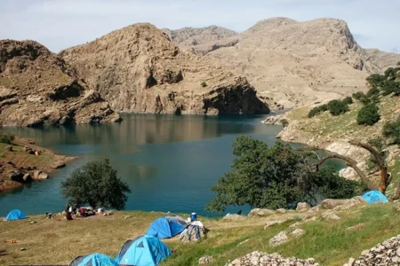 یه تجربه که فراموش نمیکنی سفر به شیوند فقط یه سفر نیست؛ یه دل کندن از شلوغی‌هاست، یه نفس عمیق تو دل طبیعت، یه دوش خنک زیر آبشار، یه لبخند بی دلیل وقتی پاهات توی آب سرده و آفتاب پوستت رو گرم میکنه. اگه دنبال یه جای کمتر شناخته‌شده اما خاص میگردی، شیوند ایذه رو توی لیستت بنویس. اینجا یه جورایی شبیه رویاست؛ اما واقعی تر، زنده تر و خیلی دوست داشتنی تر.