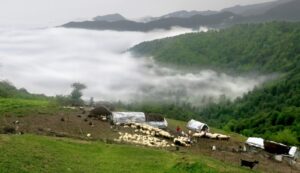 آبنیک یکی از روستاهای دهستان رودبار به شمار می رود. این روستا به عنوان زیباترین جاذبه گردشگری شهرستان شمیران است. روستای آبنیک فشم به عنوان زیباترین جاذبه با آب و هوای مطلوب تهران می باش