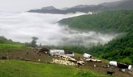 آبنیک یکی از روستاهای دهستان رودبار به شمار می رود. این روستا به عنوان زیباترین جاذبه گردشگری شهرستان شمیران است. روستای آبنیک فشم به عنوان زیباترین جاذبه با آب و هوای مطلوب تهران می باش
