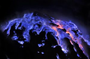 شعله‌های آبی در آتشفشان Kawah Ijen اندونزی در شب، یکی از نادرترین پدیده‌های طبیعی جهان