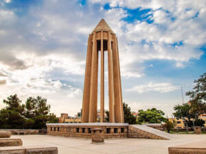 تصویر نمای بیرونی آرامگاه بوعلی سینا در همدان با ستون‌های بلند و گنبد مخروطی در هگمتانه