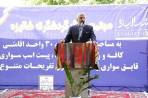 تصویر یک اقامتگاه بوم‌گردی سنتی در منطقه روستایی با معماری محلی، نماد حمایت دولت از گردشگری روستایی در ایران