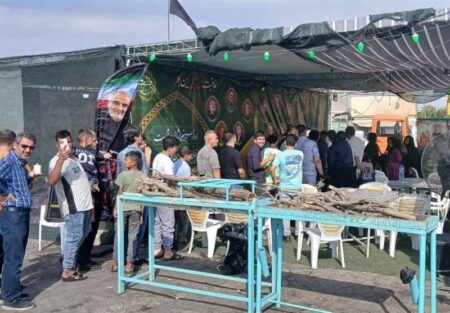 دانشجویان و اساتید دانشگاه شاهد در حال خدمت‌رسانی به زوار کربلا در مسیر پیاده‌روی اربعین