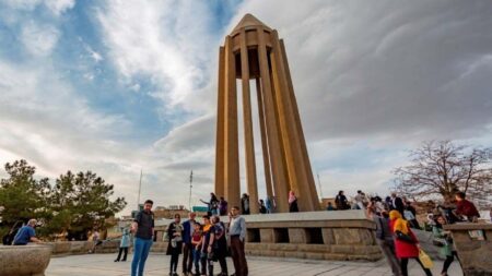 تصویر نمایی از آثار تاریخی هگمتانه در همدان، نماد شکوفایی گردشگری فرهنگی ایران.