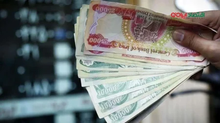 زائران در صف دریافت ارز اربعین در بانک، همراه با اطلاعیه کاهش قیمت دینار عراق