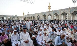 تصویری از حضور گسترده زائران خارجی در حرم امام رضا (ع) در مشهد؛ نمایی از ازدحام و فضای معنوی شهر زیارتی