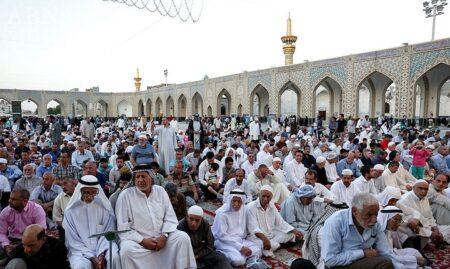 تصویری از حضور گسترده زائران خارجی در حرم امام رضا (ع) در مشهد؛ نمایی از ازدحام و فضای معنوی شهر زیارتی