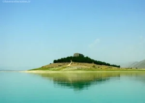 نمایی از سد درودزن در استان فارس با دریاچه‌ای زیبا و طبیعت اطراف مناسب برای گردشگری و کمپینگ