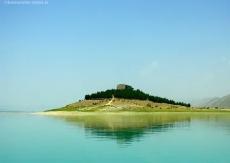نمایی از سد درودزن در استان فارس با دریاچه‌ای زیبا و طبیعت اطراف مناسب برای گردشگری و کمپینگ