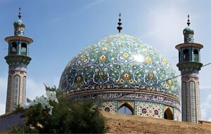 گردش میان صحن ها و شبستان ها