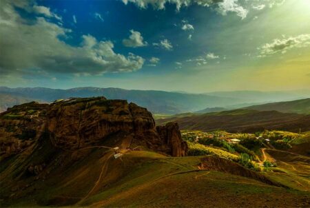 نمایی از قلعه تاریخی لمبسر در منطقه الموت قزوین؛ آخرین سنگر فدائیان حسن صباح در برابر یورش مغول‌ها، واقع‌شده بر فراز کوه‌های رازمیان»