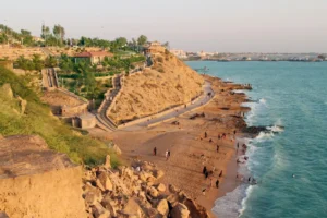 مایی از سواحل بکر مکران در کنار دریای عمان با آسمان آبی و شن‌های طلایی