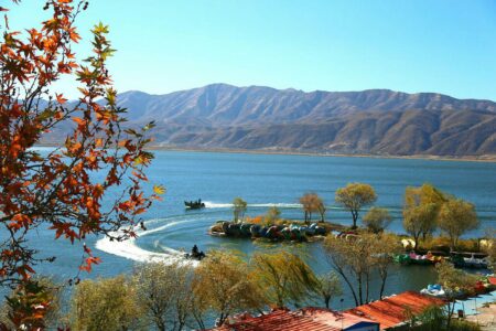 ایجاد گذر گردشگری، به رونق بازار محلی و توسعه اقتصاد شهری کمک می‌کند