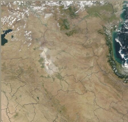 سرویس آذربایجان غربی-مهدی زارع، استاد زمین‌شناسی، می‌گوید: تصاویر نیمه شهریور ۱۴۰۴ از خشک شدن کامل دریاچه ارومیه «فاجعه‌ای ملی» را نشان می‌دهند؛ فروپاشی اکوسیستم، نابودی گونه‌های بومی و مرگ میگوهای آب شور، نه تنها زندگی پرندگان مهاجر و ماهیان منطقه را تهدید کرده، بلکه صنایع محلی، کشاورزی و معیشت هزاران نفر را ویران کرده است.