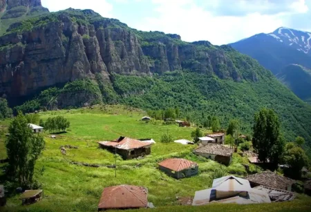 ایسنا/ایلام روستای عباس‌آباد شهرستان دره‌شهر با طبیعت بکر، آثار تاریخی و باغات سرسبز، مقصدی ایده‌آل برای گردشگری روستایی و بومگردی است، از غار دو در تا رودخانه فصلی و تپه‌های گچی، این روستا جاذبه‌های متنوعی برای بازدیدکنندگان دارد.