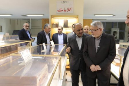 بازدید وزیر میراث فرهنگی از مؤسسه مطبوعاتی اطلاعات