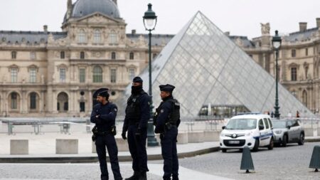 جواهرات ناپلئون در موزه لوور به سرقت رفت