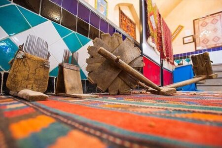 برپایی نمایشگاه صنایع دستی و گلیم در عنبران؛ جلوه‌ای از هنر بومی و اصالت ایرانی