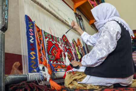 از دار قالی تا برند جهانی؛ گلیم عنبران در آستانه ثبت جهانی+ خبرسفر