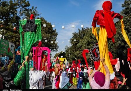 تئاتر میهمان کوچههای مریوان؛ شهر آماده میزبانی از هجدهمین جشنواره مریوان از دیرباز شهری فرهنگی و هنردوست بوده و این جشنواره ، فرصتی دوباره برای نمایش توانمندی هنرمندان و معرفی ظرفیتهای گردشگری و فرهنگی منطقه است .+خبرسفر
