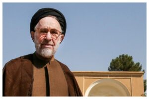 بازدید سید محمد خاتمی از باغ دولت آباد یزد و ابراز احترام گردشگران به رییس جمهور پیشین ایران