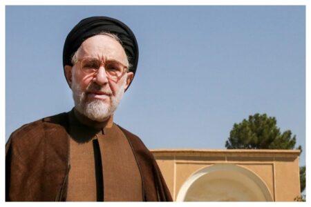 بازدید سید محمد خاتمی از باغ دولت آباد یزد و ابراز احترام گردشگران به رییس جمهور پیشین ایران