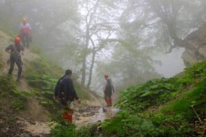 نجات 10 گردشگر مفقودی در جنگل های شیرمشه با تلاش نجاتگران هلال احمر زنجان