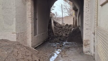 نفوذ روان آب باعث ریزش و تخریب بخشی از دروازه پنجاهه نائین شد+خبرسفر